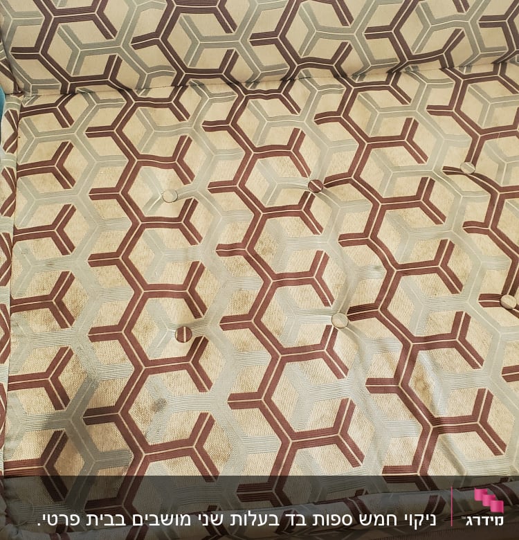 כתמים על ספת בד עם דוגמת משושים